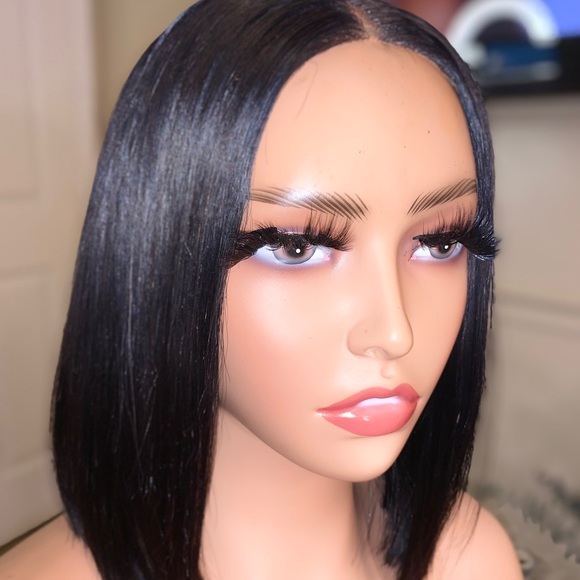 Signature bob wigs 10”long very classic and simple. Middle part lace - Picture 8 of 9